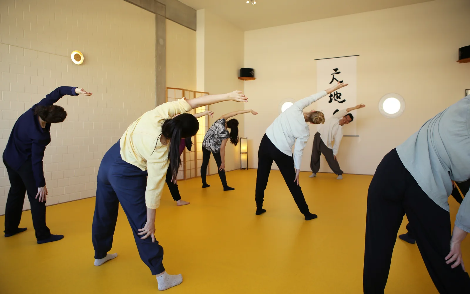 Ein Yogakurs im hellen Studio von Middendorf Yoga in Charlottenburg.