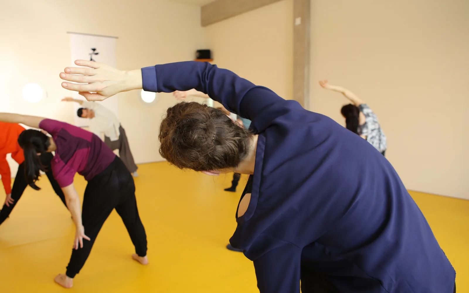 Eine kleine Gruppe übt gemeinsam Yoga.