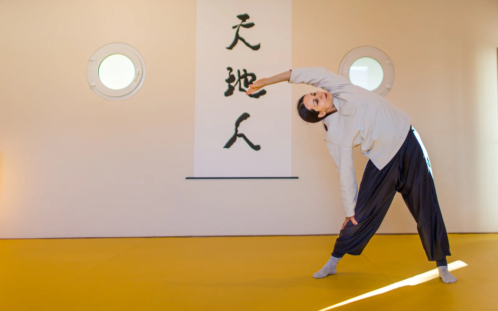 Marta begleitet eine ruhige Yogastunde.