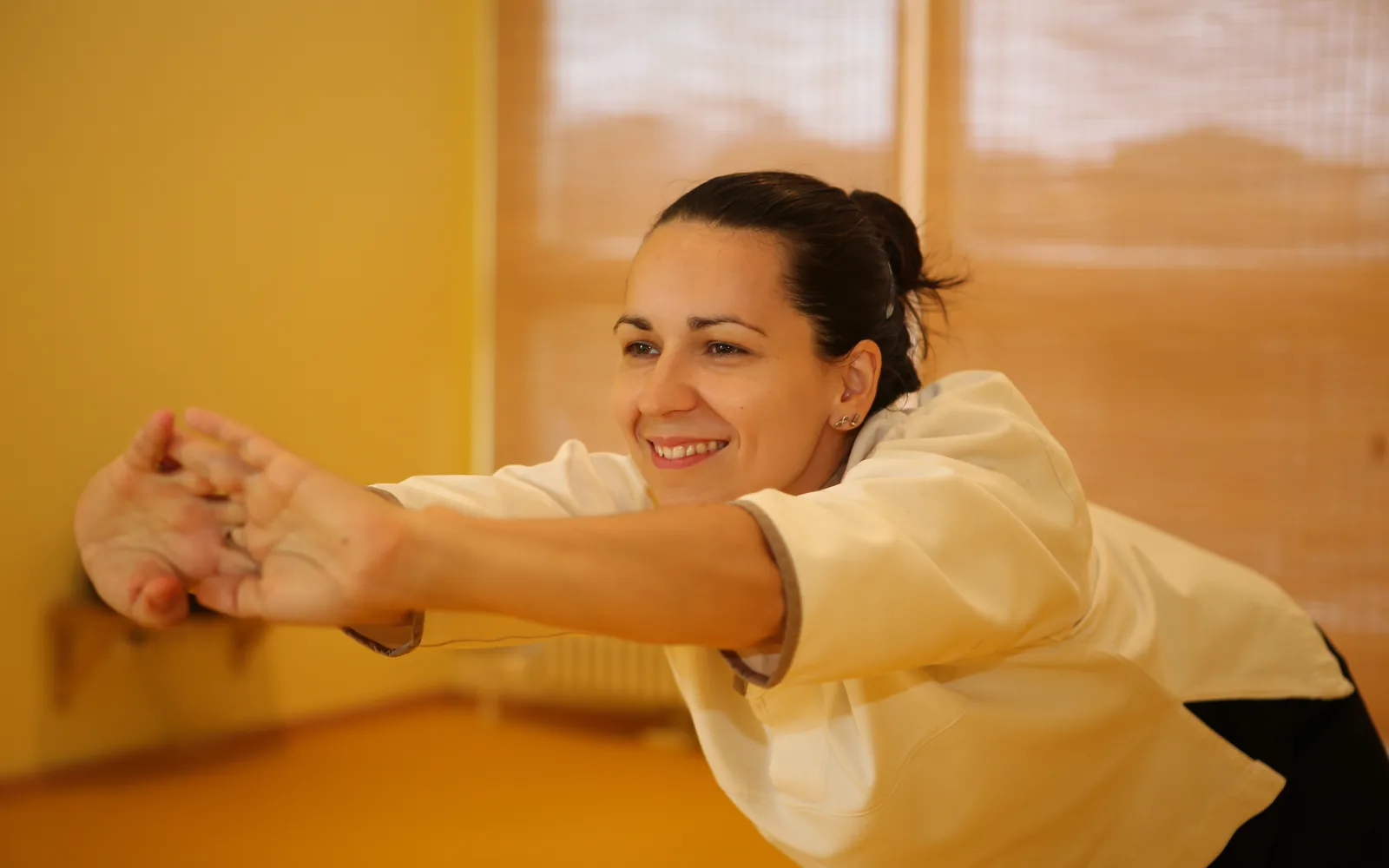 Marta begleitet eine ruhige Yogaübung im Studio.